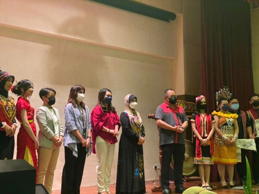 Undergraduates of Universitas Tanjungpura in a photo with UNIMAS lecturers during the opening ceremony of the International Youth Economical Camp at Theatre Multimedia, UNIMAS