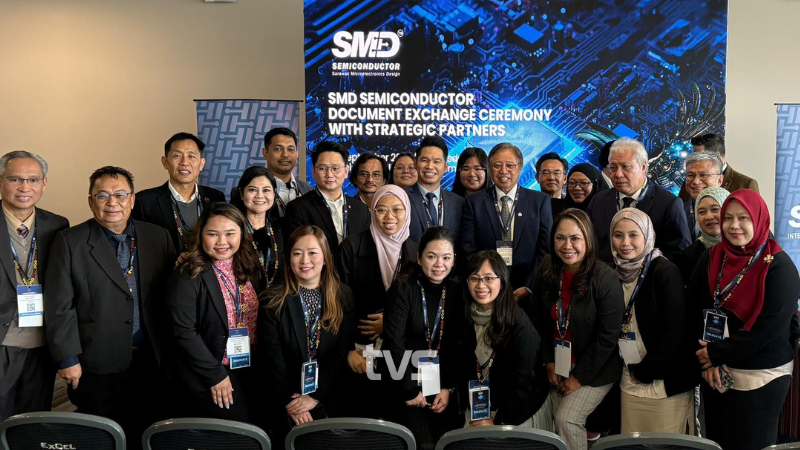 Pelajar DBA UNIMAS dan Penyelaras Program DBA, Dr. Asmaul Husna Haris Fadzilah merakamkan kenangan bersama Premier Sarawak, Datuk Patinggi Tan Sri (Dr) Abang Haji Abdul Rahman Zohari Tun Abang Haji Openg di Ekspo Mikroelektronik UK di London. Foto TVS